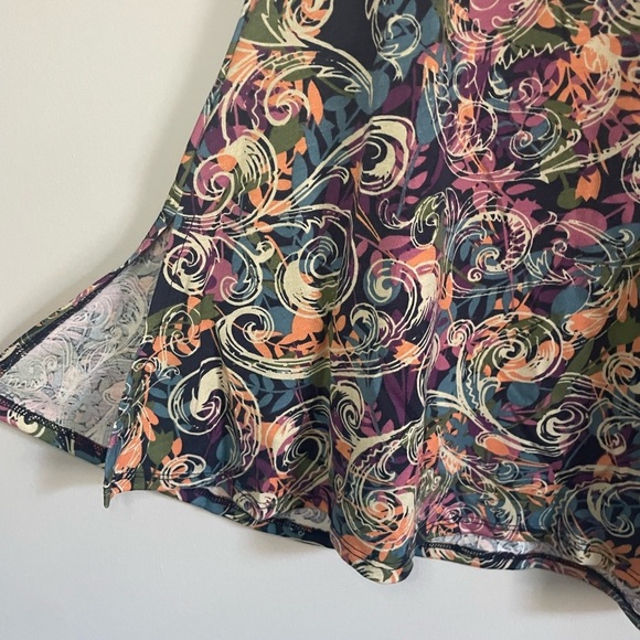 Whimsical Floral Patterned Lularoe Perfect T-Shirt - Picture 4 of 7